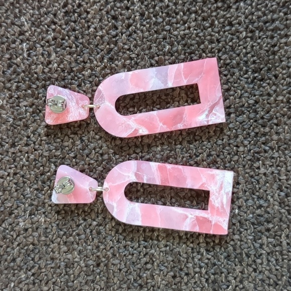 Pink Geometric Marbled Resin Dangle Stud Earrings - Picture 3 of 3